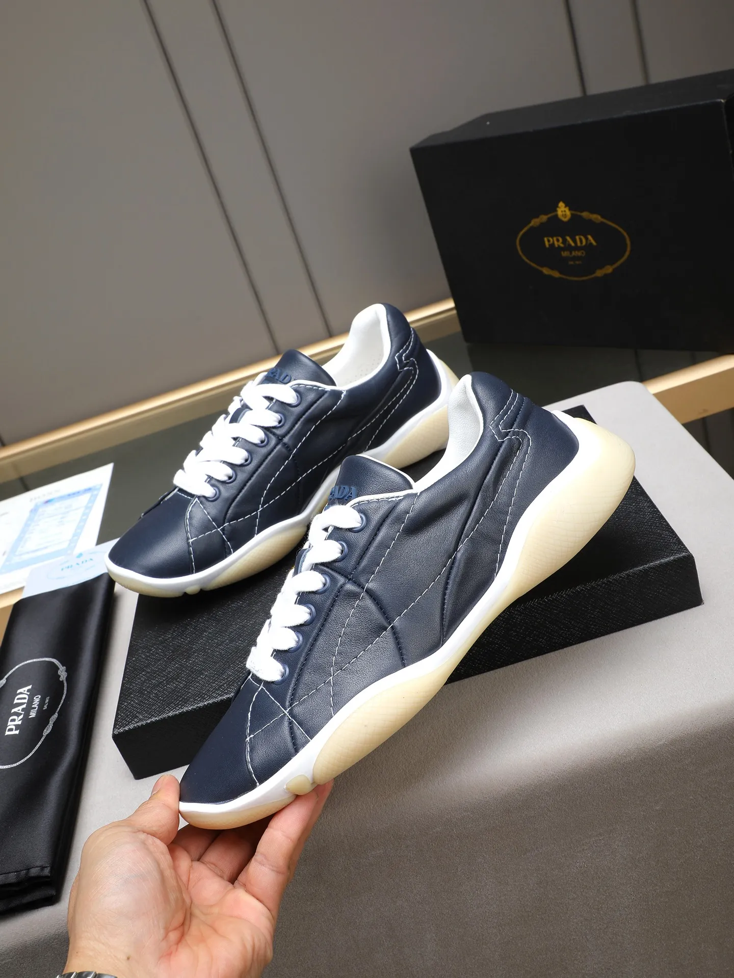 Men's Men's Shoes 💰700 Prada/Prada 1:1 men's casual shoes combine comfort with sophisticated and innovative design. The latest model features a sporty silhouette with visible topstitching that echoes the dynamic lines of the original. Inspired by driving shoes, this sneaker uses a soft and even cow upper, with a light and flexible rubber sole with a concave and convex pattern pattern, giving the sneaker a light appearance and smoothness. The upper is equipped with sports-style stitching, the tongue and laces are injection molded with Epoxy logo, sheep lining and cow foot pads, TPU ultra-light outsole, the upper foot is soft and comfortable, light and breathable! Code:38-39-40-41-42-43-44 (45 customized)